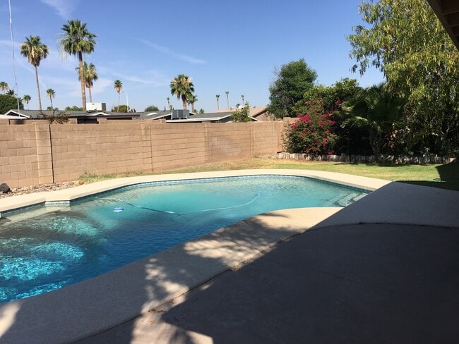 Building Photo - Tempe 4 Bed/ 2 Bath Single Story with Pool and Full Pool Service
