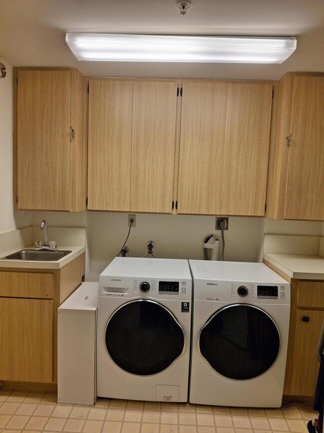 Building Photo - 1201 Seafarer Cir