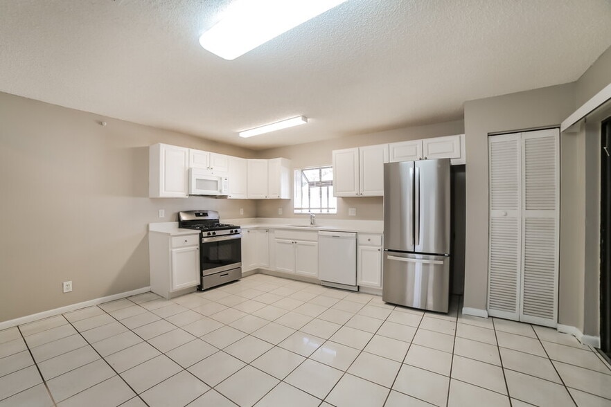 Building Photo - 5901 Lincoln Cir W