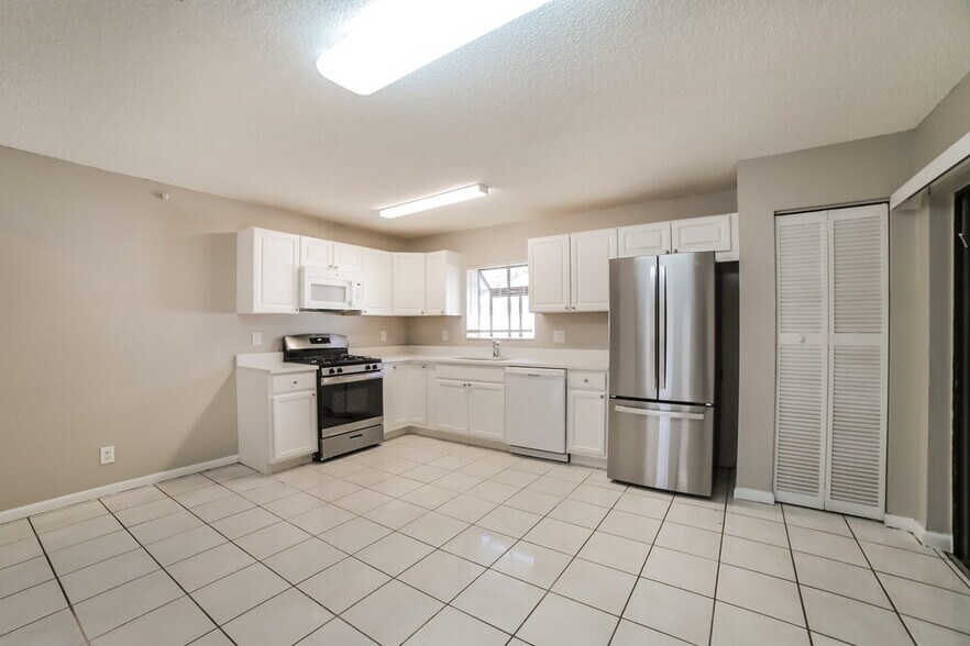 Building Photo - 5901 Lincoln Cir W