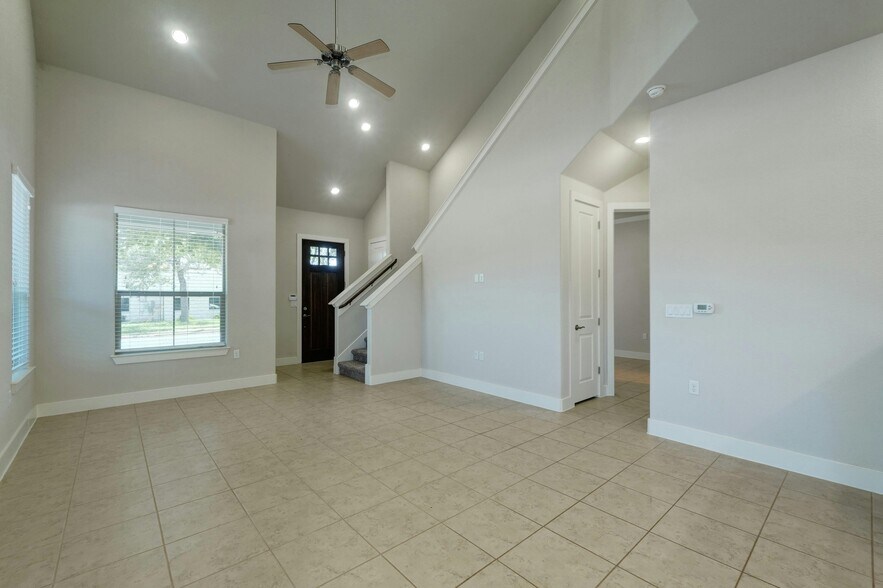 Building Photo - 3421 Blumie St