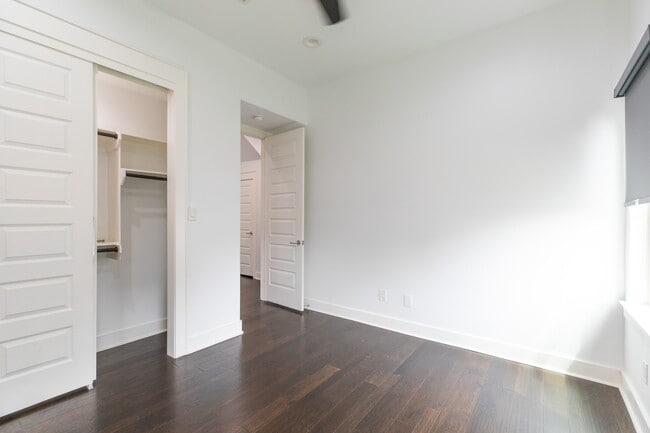 Building Photo - 1032 W 21st St