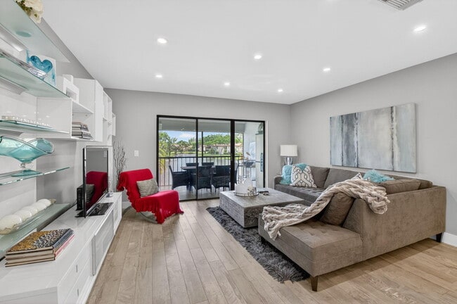 Building Photo - 9299 Vista Del Lago