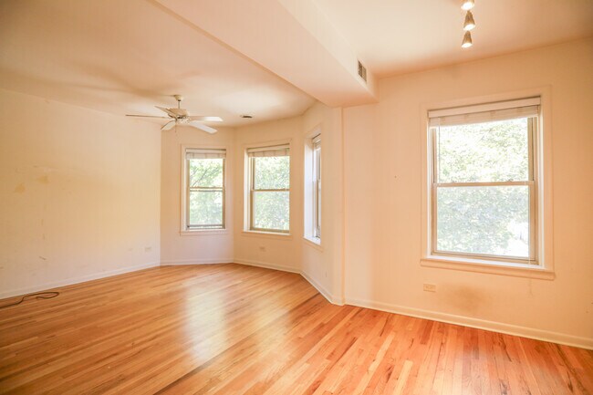 Building Photo - 2315 W School St