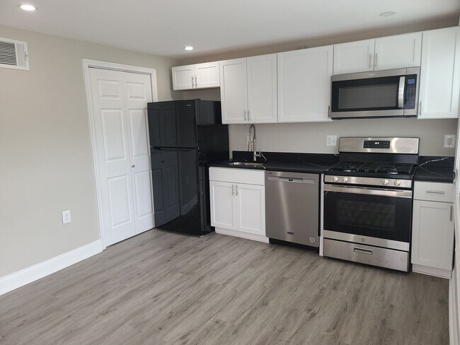 Building Photo - Newly Renovated Townhome Coming Soon!
