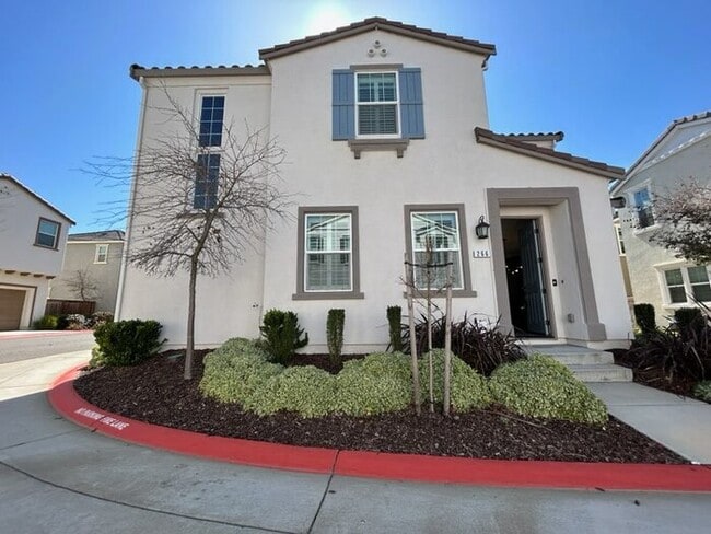 Building Photo - Beautiful Modern 3 Bedroom With Solar! - Apply Today!