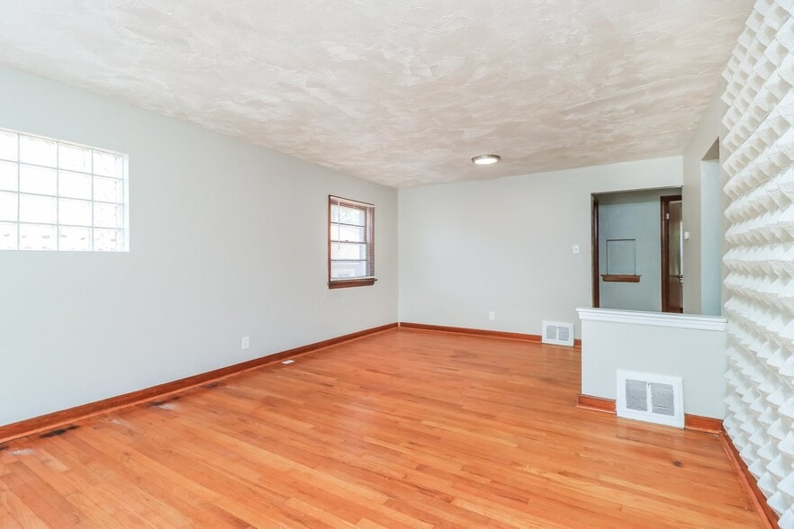 Building Photo - 4422 June Ave