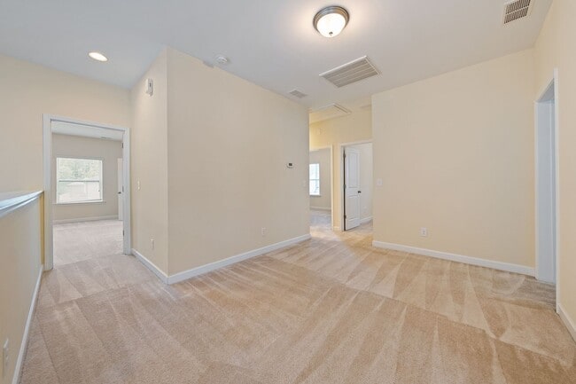 Building Photo - Available June 1!! Beautiful and Bright 4 Bedroom + 2.5 bath home with Loft & Open Floor Plan!