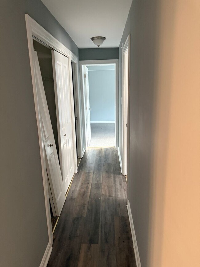 Building Photo - Beautiful 2 Bedroom 1 Bath Condo Conveniently Located