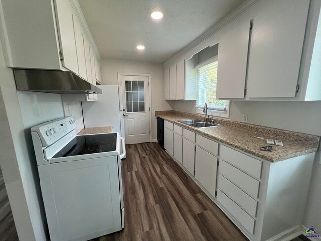 Building Photo - 110 Trinity Dr