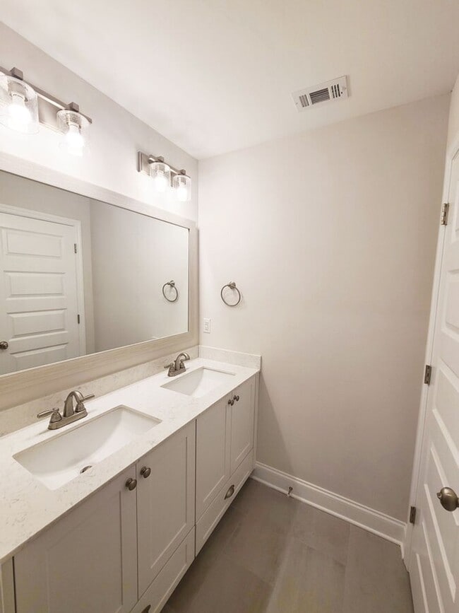 Building Photo - Conveniently Located Townhome for Rent. Av...