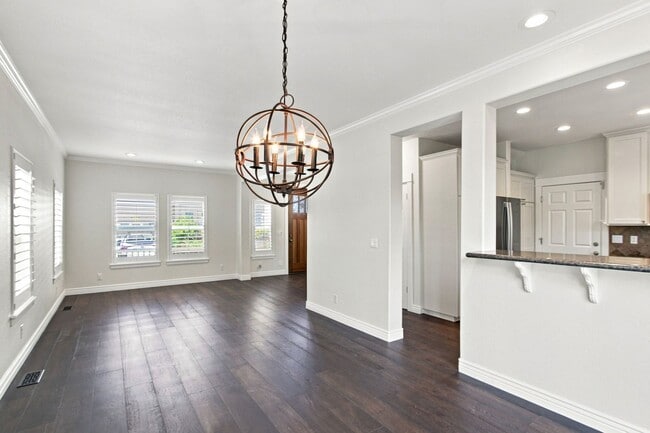 Building Photo - 136 Creekside Village Dr