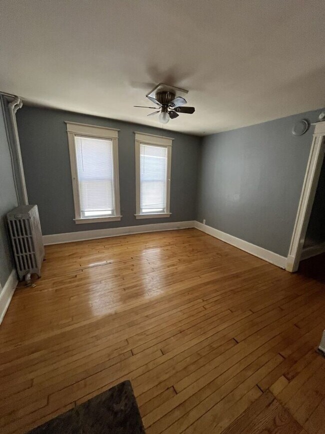 Building Photo - Bright 2 Bed / 1 Bath off Brady St | Free Laundry & Pet-Friendly