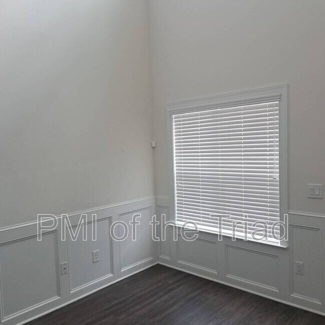 Building Photo - 811 Silver Leaf Dr
