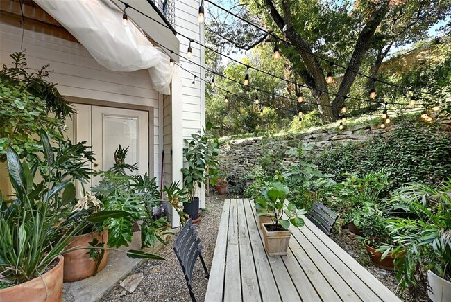 Building Photo - 6600 Valleyside Rd