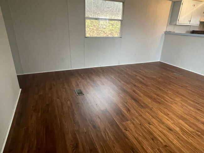 Building Photo - Adorable 2 Bedroom with Amazing Mountain Views!