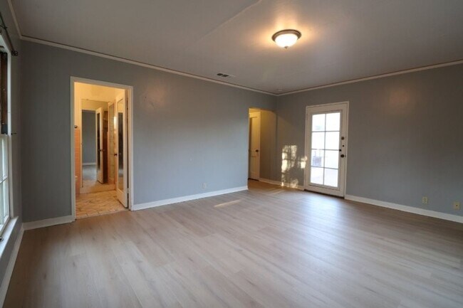 Building Photo - Beautiful Carriage District Rental
