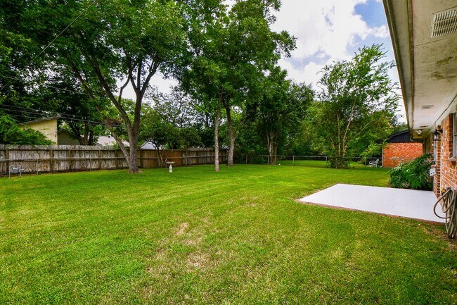 Building Photo - 2303 Willow Blvd