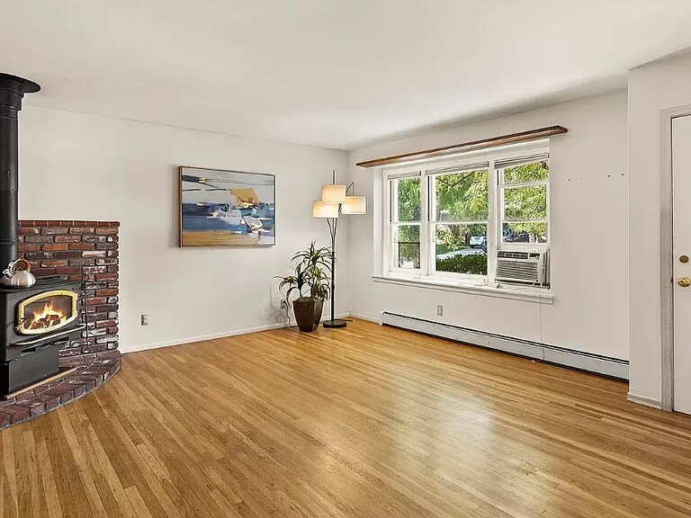 Building Photo - 250 Bartlett St