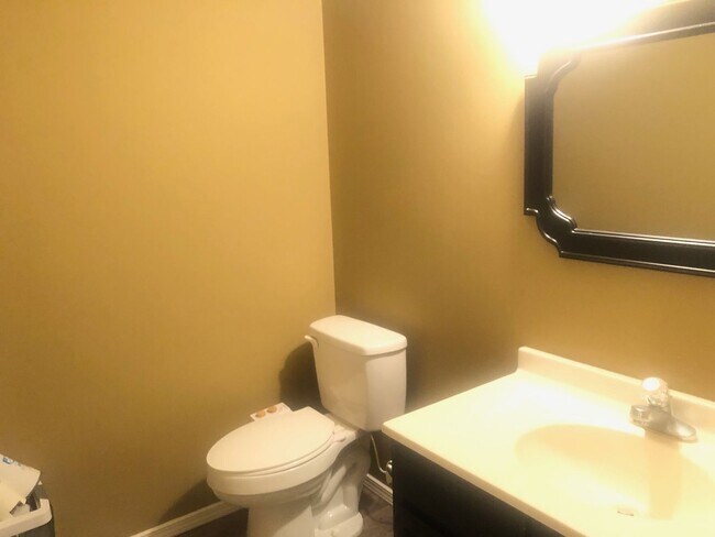 Building Photo - Great 2 BR 4 bathroom townhouse in Bloomington