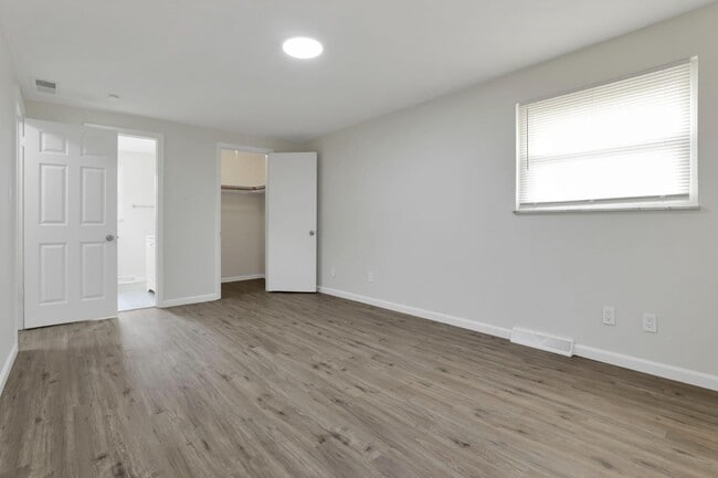 Building Photo - 3114 Kingswood Dr