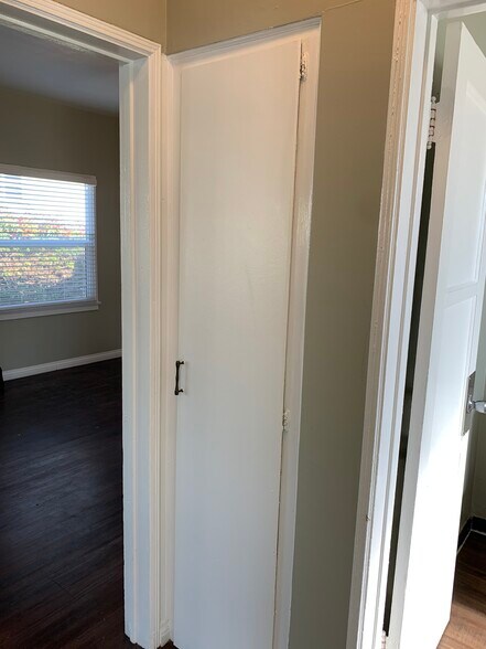 Building Photo - 2028 1/2 S West View St