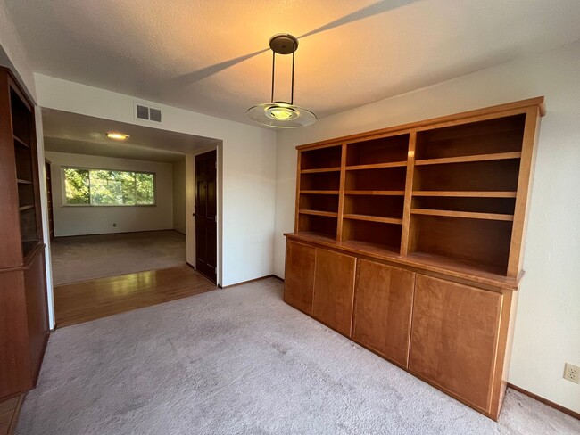 Building Photo - Spacious 4bed 2bath home available now!