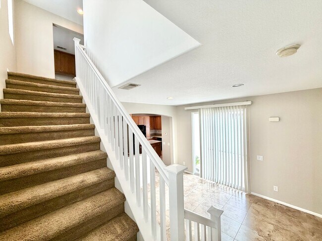 Building Photo - Charming 3 Bedroom Bel Flora Home with Private Patio & Amenities