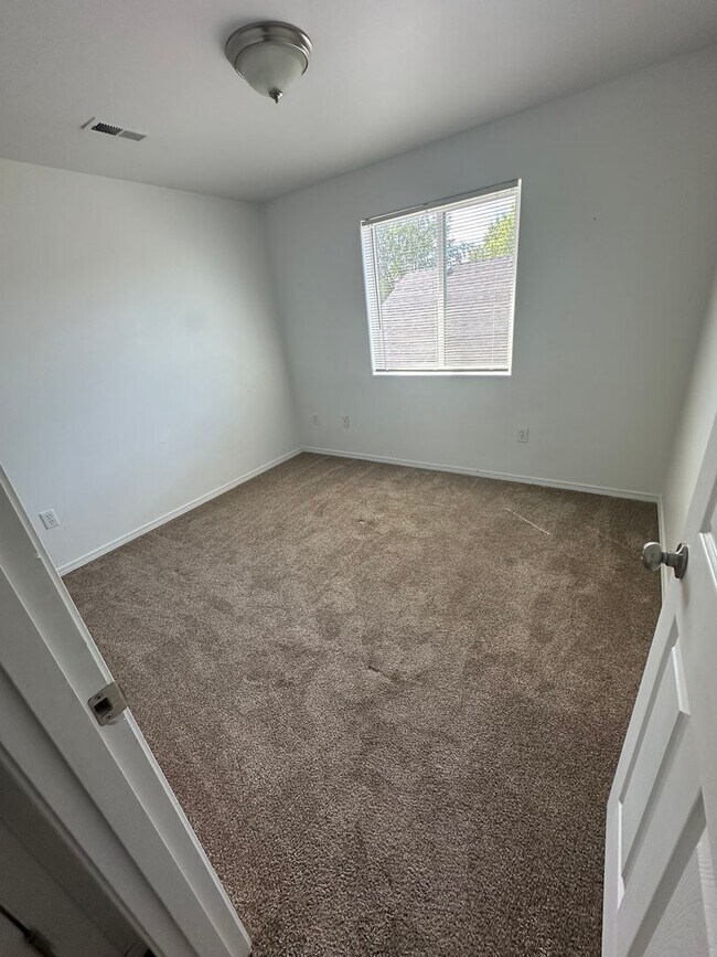 Building Photo - SW Bend House Near the Old Mill District, 4 Bdrms, 2.5 baths, A/C, Office/den, Dbl. Garage