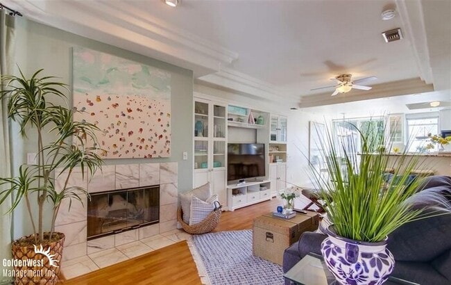 Building Photo - Modern 2Bdm 2.5Ba Town-home with Bonus Roo...