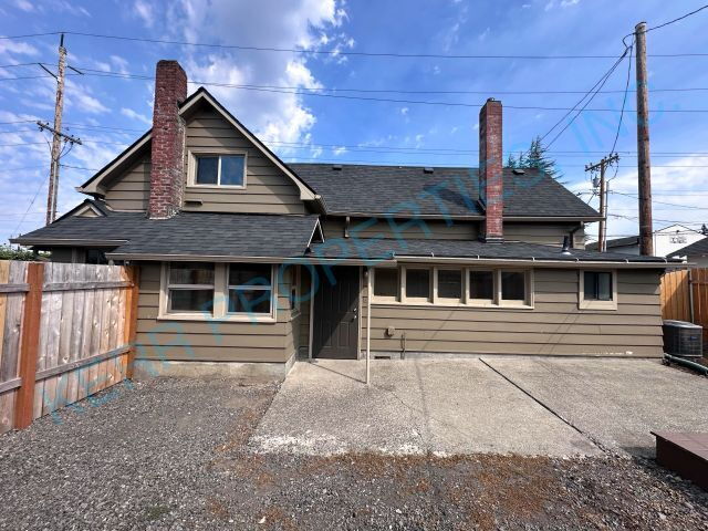 Building Photo - 105 NE Victory Ave