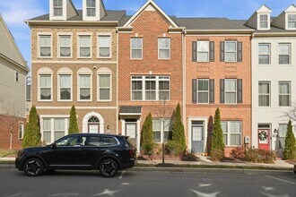 Building Photo - Stunning 3BR Townhome with Roof Deck in Reserves at Dakota Crossing!