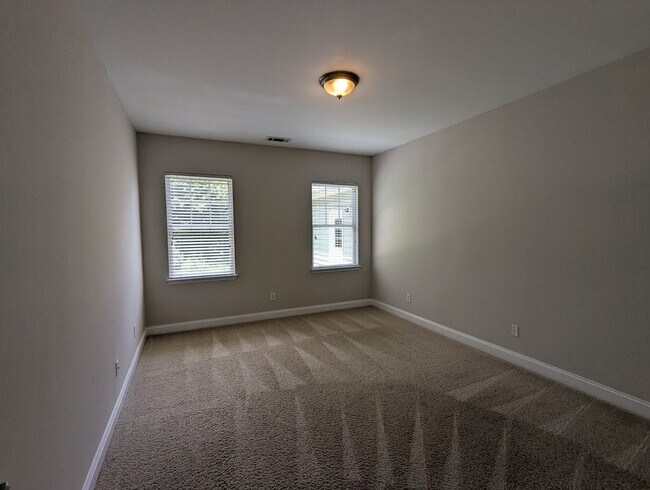 Building Photo - 4BR Main Floor Master, Huntersville