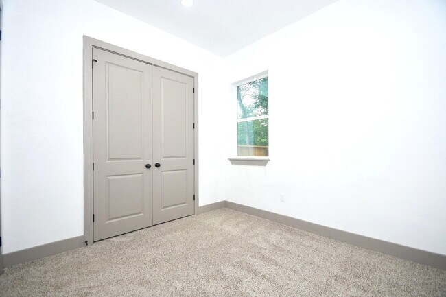 Building Photo - 5901 Crest Ct