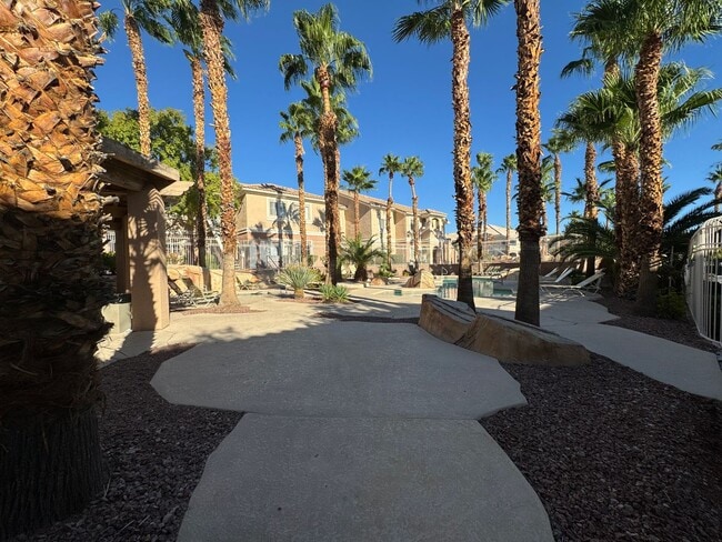 Building Photo - Ground Floor Unit with Tile Floors & Commu...