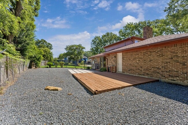 Building Photo - 3232 Parkwood Dr