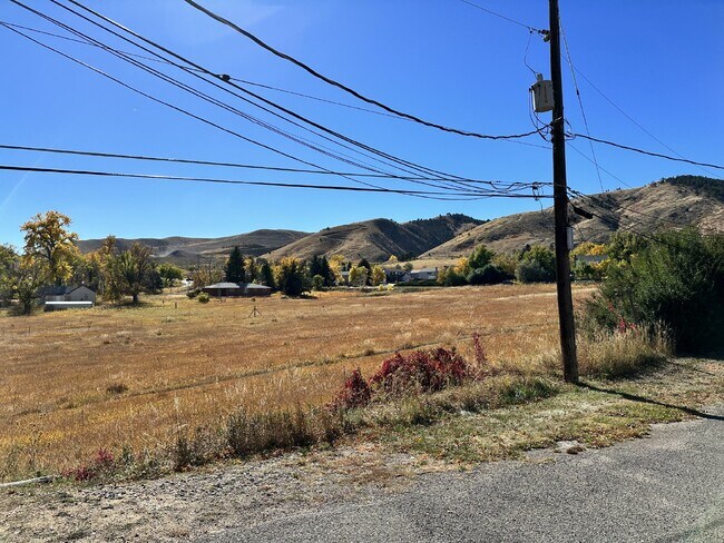 Building Photo - "Charming 3-Bedroom Condo with Hardwood Floors & 2 Full Baths in Golden, CO!"