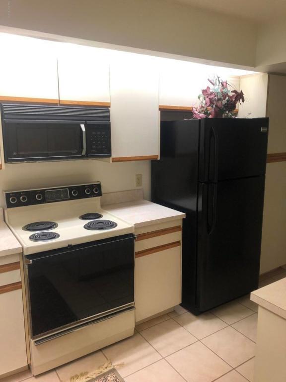 Building Photo - 1209 Country Club Dr