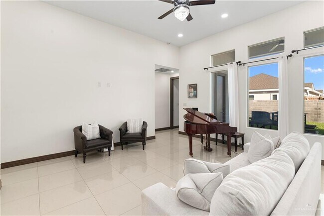 Building Photo - 25 N Brushfield Ave