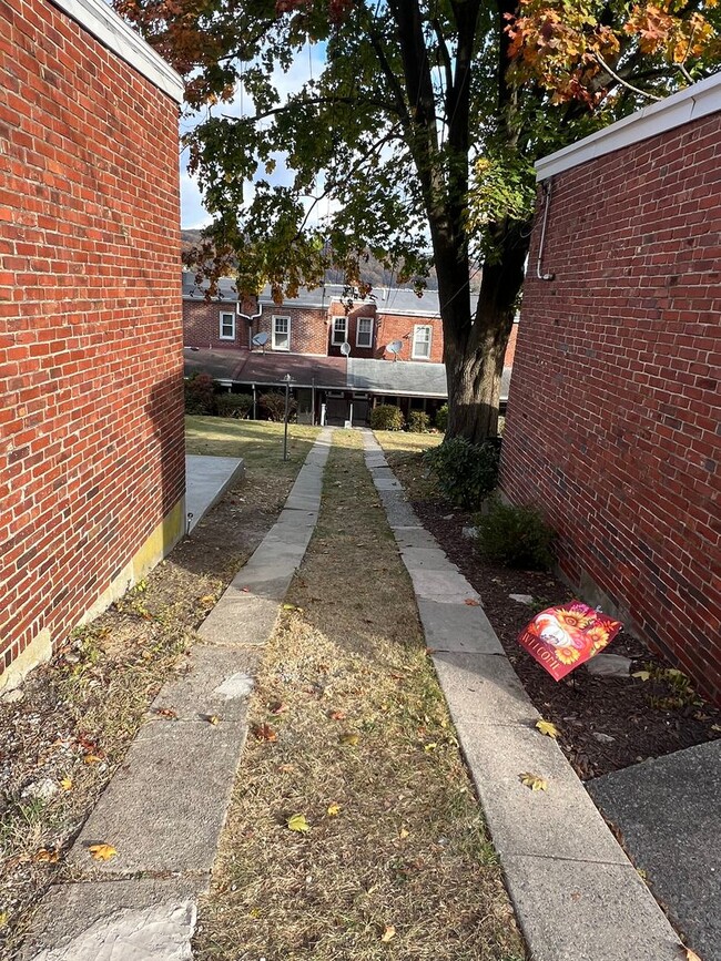 Building Photo - Newly Updated 3 bedroom Mount Penn Home with garage