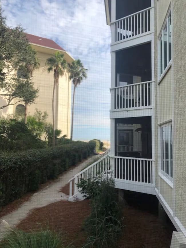 Building Photo - 9000 Palm Blvd