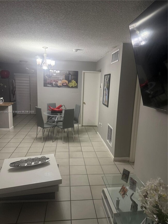 Primary Photo - 2740 W 63rd St