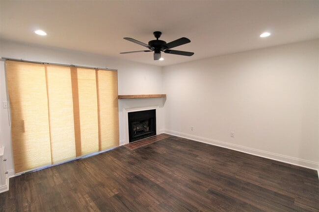 Building Photo - 2 Bedroom Condo In South Park!