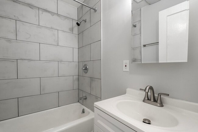 Building Photo - Newly Renovated 5BR/2BA Row home