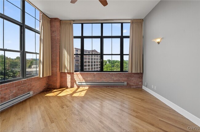 Building Photo - 526 Plum St