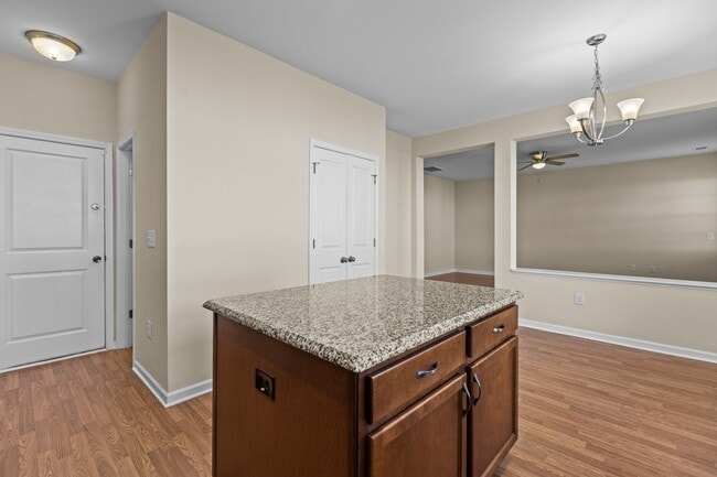 Building Photo - 624 Hiddenbrook Dr
