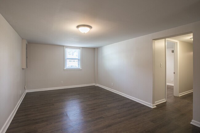 Building Photo - Spacious 3 Bedroom, 2 Bathroom Lower Level...