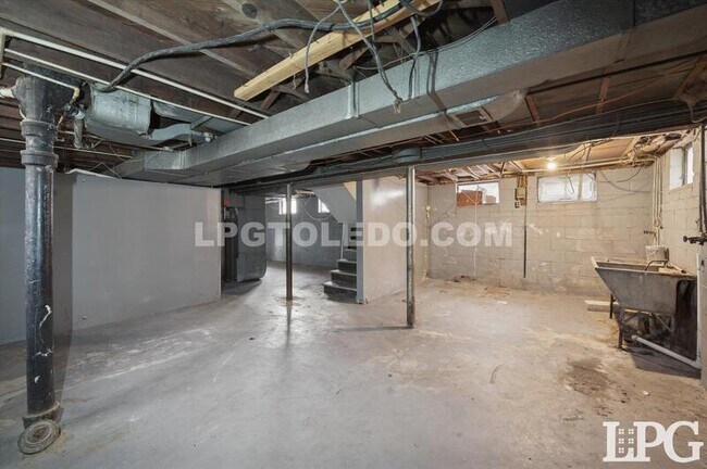 Building Photo - 2224 W Sylvania Ave