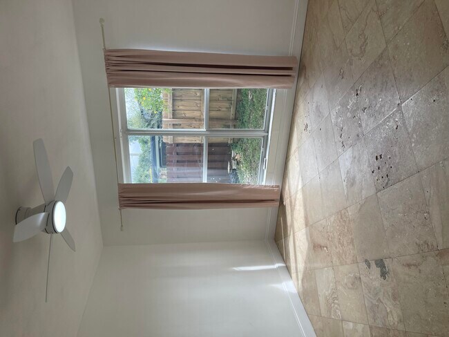 Building Photo - 927 W Royal Palm Rd