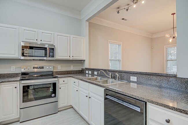 Building Photo - Live off Central Ave. in END UNIT 2 bed/2.5 bath Townhome (NO CARPET!)